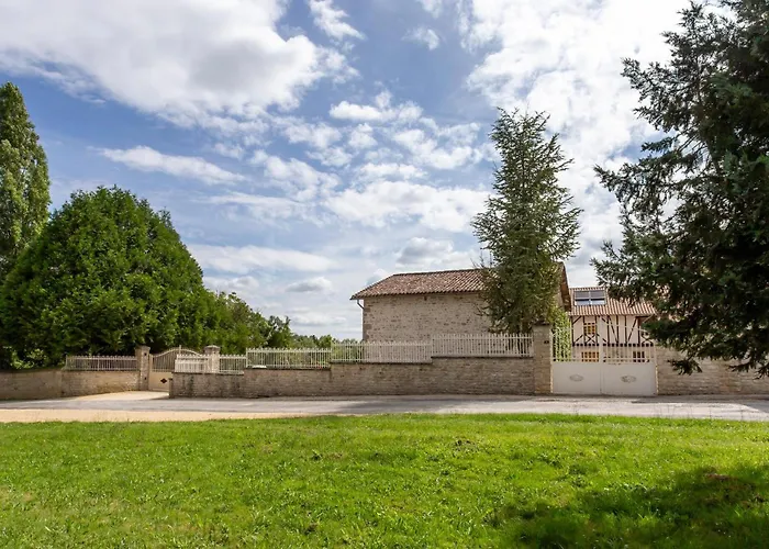 Gorgeous In With Heated Swimming Pool Сasa de vacaciones Lonnes